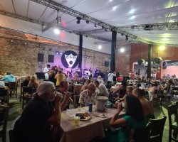Feijoada do Bola em junho reúne o melhor da culinária e da música brasileira com Grupo Exaltação ao Samba Enredo e Nego Enciclopédia do Samba